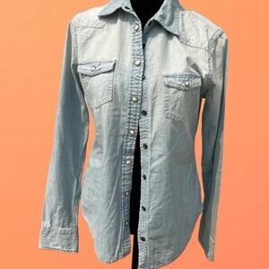 American Eagle, women's size S denim shirt with snaps, light chambray
